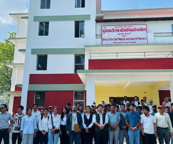 पक्राउ परेका सहकर्मी रिहाइको माग गर्दै वन कर्मचारी आन्दोलित