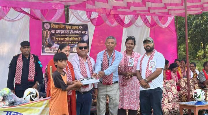 विपन्न बालबालिकालाई बोगटी दम्पतिको सहयोग