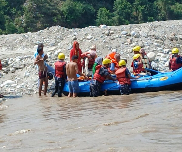 सेती नदीमा फसेका ११ जनाको सकुशल उद्धार