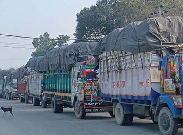 कैलालीमा ट्रकमाथि निगरानी बढाइयो,भैरवाहबाट आएका ट्रकलाई ५ हजार जरिवाना