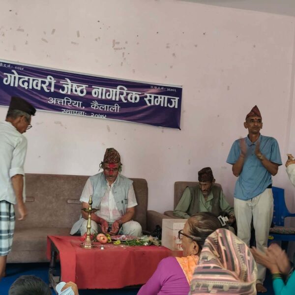 जन्मदिनको अवसरमा ज्येष्ठ नागरिकलाई फलफूल वितरण