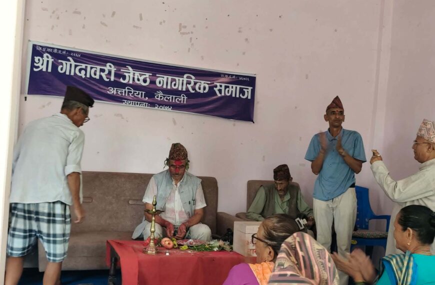 जन्मदिनको अवसरमा ज्येष्ठ नागरिकलाई फलफूल वितरण