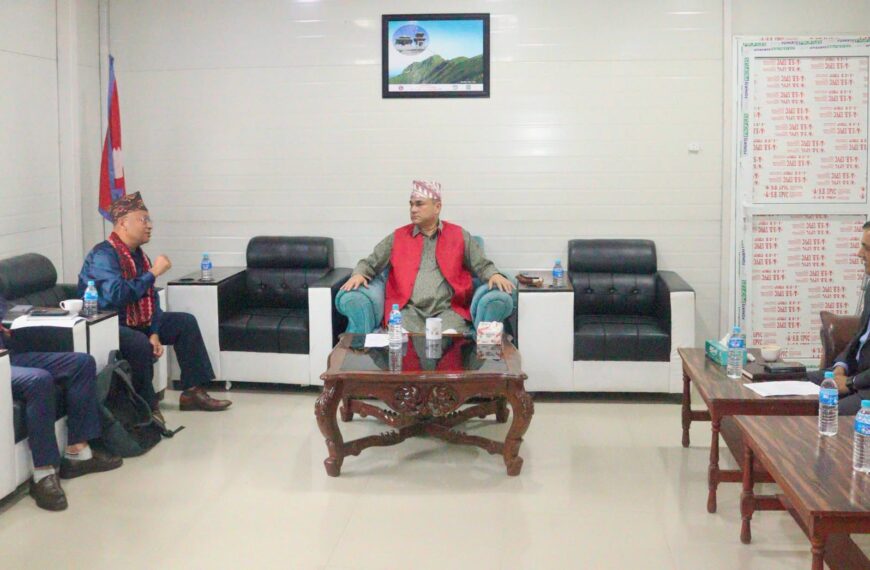 मुख्यमन्त्री शाह र सहिद दशरथ चन्द स्वास्थ्य विज्ञान विश्वविद्यालयका नवनियुक्त उपकुलपति र रजिस्ट्रार बीच भेटघाट