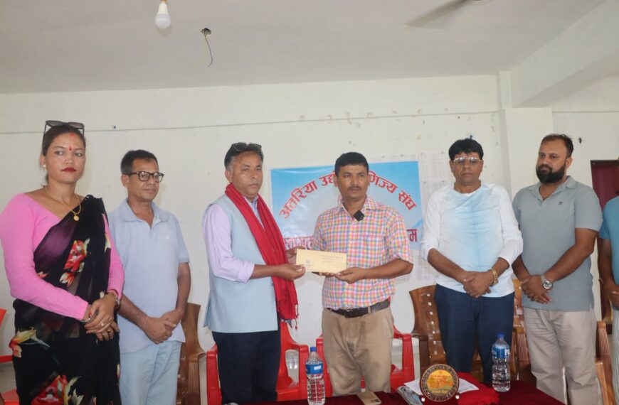 अत्तरियामा सेना र सशस्त्रले नाममा हालेको जमिन फिर्ता दिलाउन माग गर्दै सांसदलाई ज्ञापनपत्र