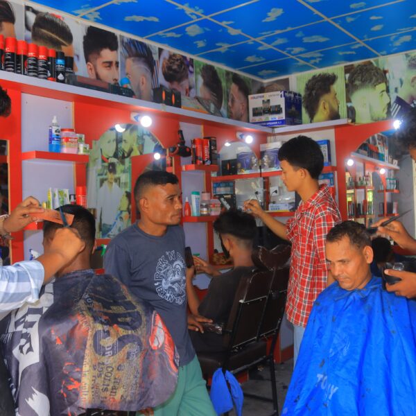 किताबसँगै कैंची समाउँदै दुर्गालक्ष्मीका विद्यार्थी