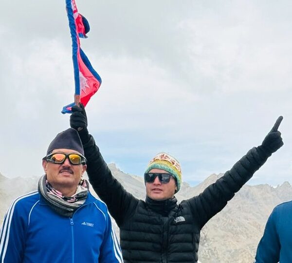 तिंकर भञ्ज्याङको सीमा स्तम्भमा फहराइयो राष्ट्रिय झण्डा