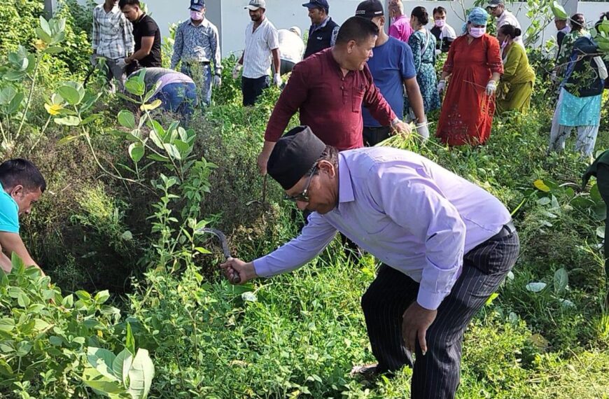 शहीद दशरथ चन्द स्वास्थ्य विज्ञान विश्वविद्यालय परिसरमा गोदावरी नगरपालिकाद्धारा सरसफाइ