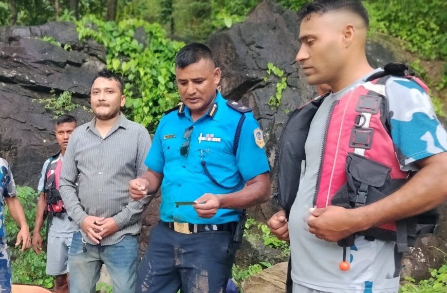 गोदावरी नदीको बाढीमा फसेका एक जनाको उद्धार