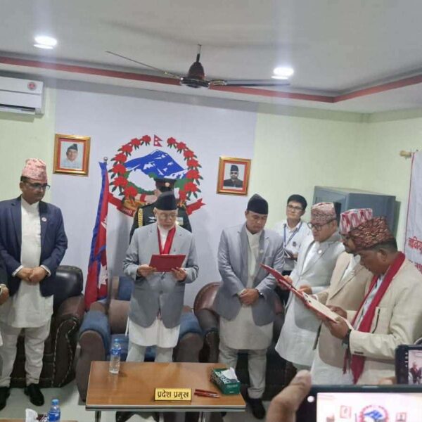 सुदूरपश्चिम सरकारका नवनियुक्त मन्त्रीहरूले लिए शपथ