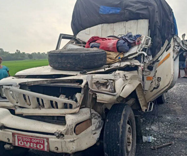 कैलालीको बोलेरो र ग्यास ट्रक ठोक्किँदा सहचालकको मृत्यु,चालक घाइते