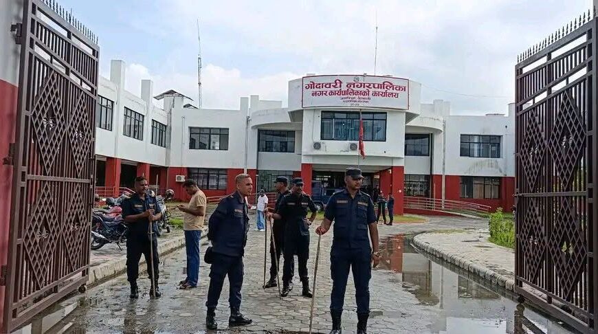 गोदावरी नगरपालिकाका नगर प्रमुख र उप प्रमुखको कार्यकक्षमा लगाइएको ताला तोडियो