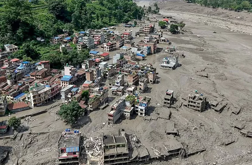 भोटेकोशी बाढी : कैलालीबाट सम्पर्कविहीन हुनेको सङ्ख्या ४९ पुग्यो