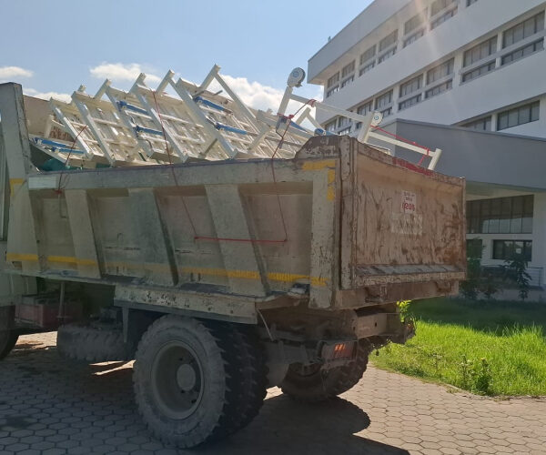 धनगढीको होल्डिङ सेन्टरबाट गेटामा शय्या ओसारिदै