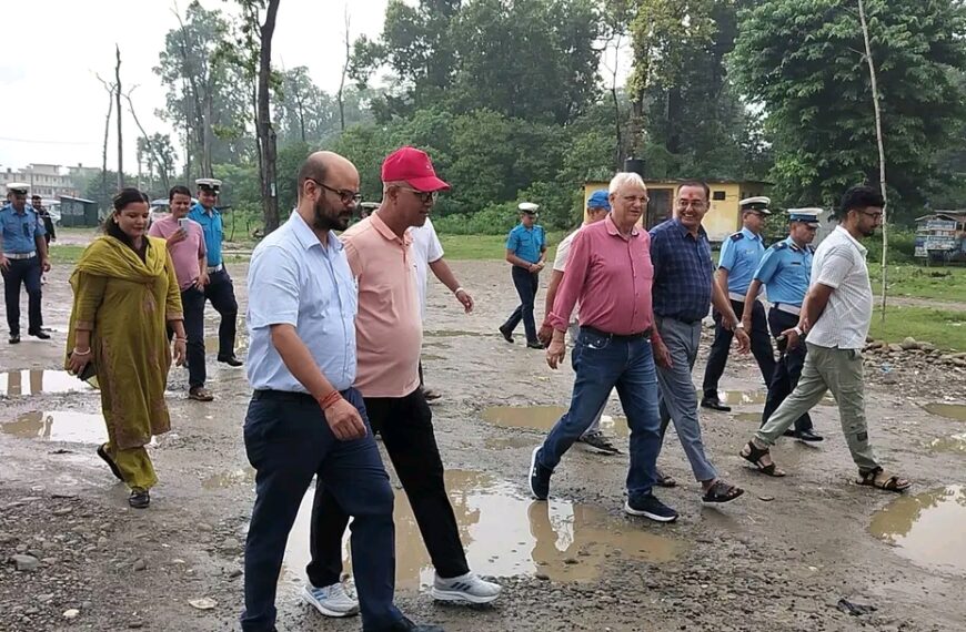 भौतिक पूर्वाधार विकास मन्त्री भाट सहितको टोलीद्वारा अत्तरिया बसपार्कको अनुगमन
