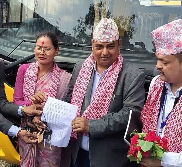 कृष्णपुर नगरपालिकाका ६ वटा सरकारी विद्यालयलाई बस हस्तान्तरण