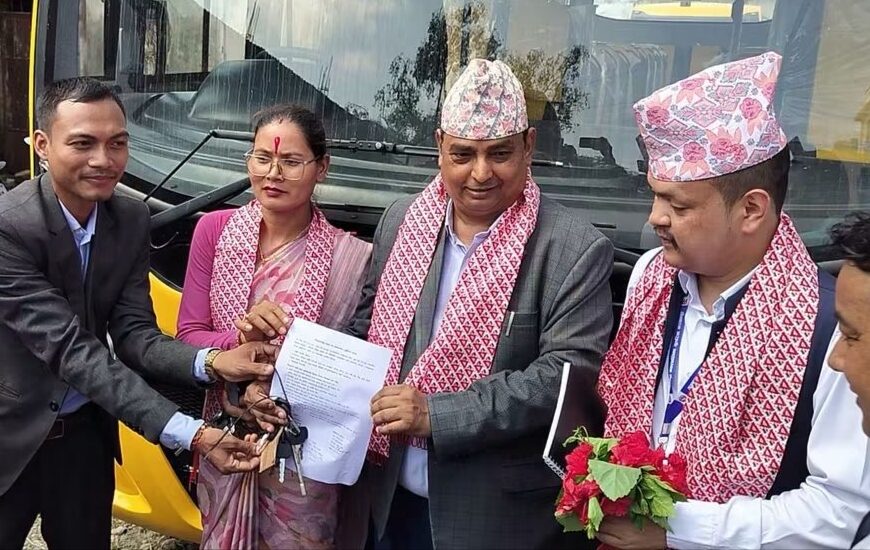 कृष्णपुर नगरपालिकाका ६ वटा सरकारी विद्यालयलाई बस हस्तान्तरण