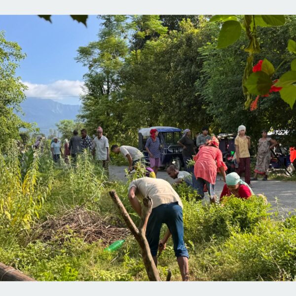 आफ्नो गाउँ सफा गर्न आफैँ जुटे युवा