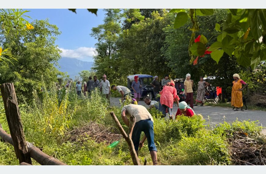 आफ्नो गाउँ सफा गर्न आफैँ जुटे युवा