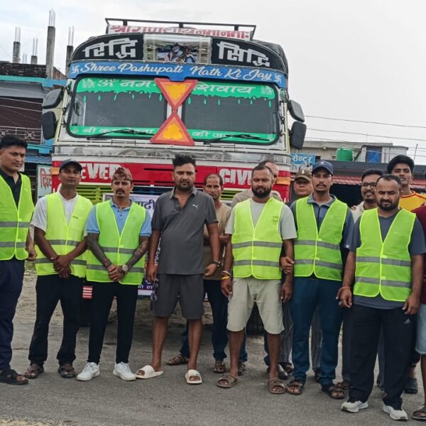 कञ्चनपुरको कृष्णपुरबाट एक ट्रक राहत सामग्री बाढी प्रभावित क्षेत्रमा पठाइयो