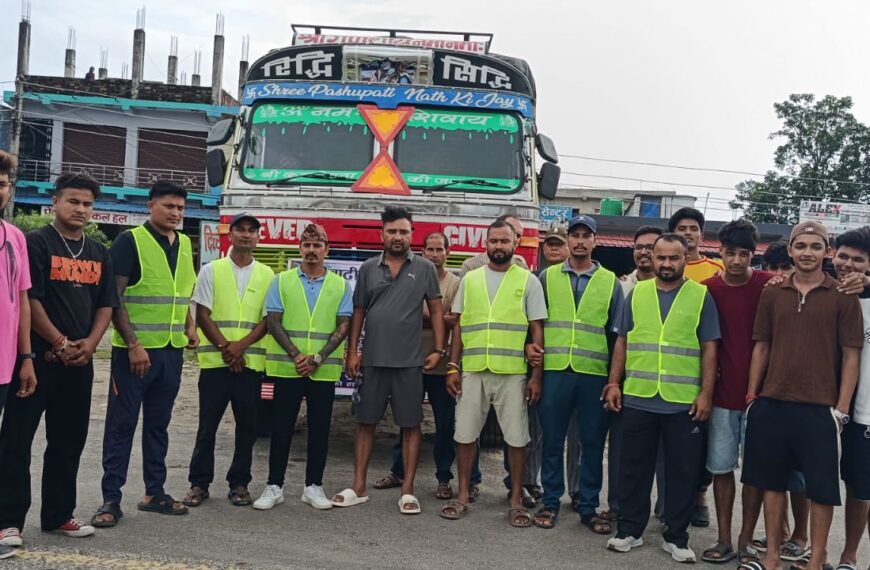 कञ्चनपुरको कृष्णपुरबाट एक ट्रक राहत सामग्री बाढी प्रभावित क्षेत्रमा पठाइयो