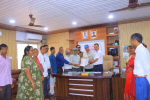 लालपुर्जा भएका किसानलाई आफ्नै जग्गा उपभोग गर्न दिन माग गर्दै प्रमुख जिल्ला अधिकारीलाई ज्ञापन पत्र