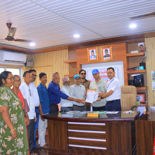 लालपुर्जा भएका किसानलाई आफ्नै जग्गा उपभोग गर्न दिन माग गर्दै प्रमुख जिल्ला अधिकारीलाई ज्ञापन पत्र