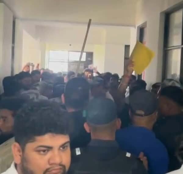 नदीजन्य पदार्थको ठेक्का प्रक्रियालाई लिएर गोदावरी नगरपालिकामा हुलदंगा(भिडियो)