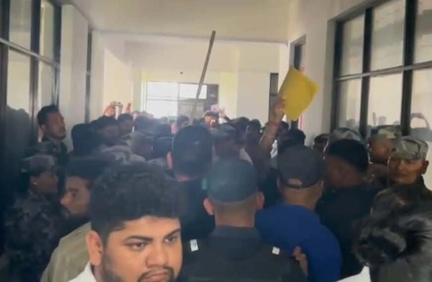 नदीजन्य पदार्थको ठेक्का प्रक्रियालाई लिएर गोदावरी नगरपालिकामा हुलदंगा(भिडियो)