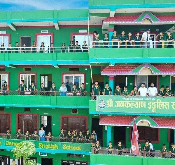रसुवा बाढीपीडितका लागि जनकल्याण इङ्लिस स्कुलको ७७ हजार सहयोग