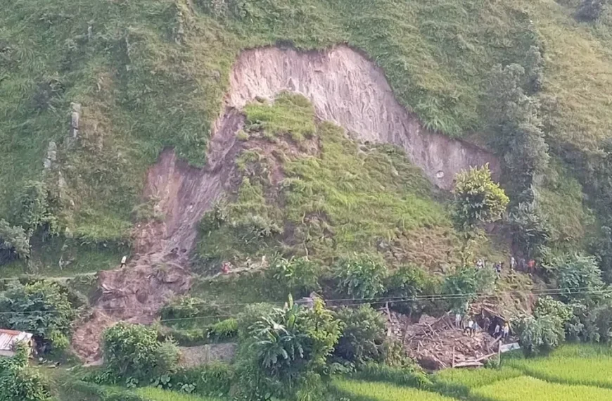 लगातारको वर्षासँगै विभिन्न स्थानमा पहिरो खस्दा जनजीवन प्रभावित