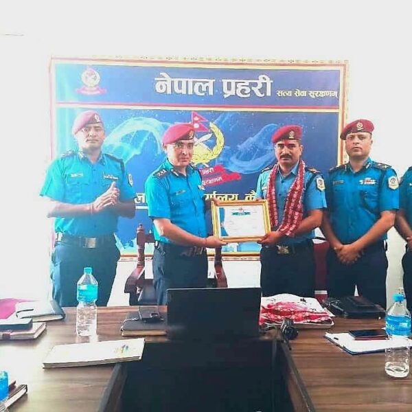 इलाका प्रहरी कार्यालय मालाखेतीमा कार्यरत बरिष्ठ प्रहरी हवल्दार खड्का बने कैलालीको ‘महिनाको उत्कृष्ट प्रहरी’