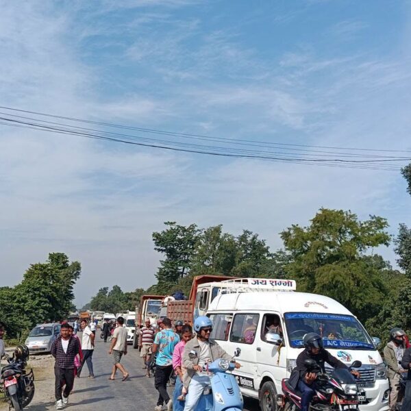 पूर्वपश्चिम राजमार्गमा आधा घण्टा चक्काजाम
