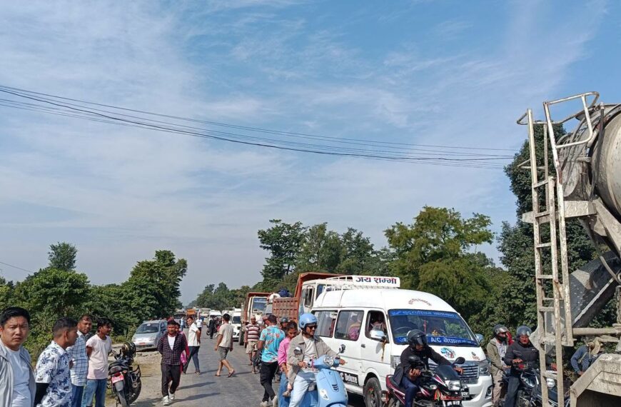 पूर्वपश्चिम राजमार्गमा आधा घण्टा चक्काजाम