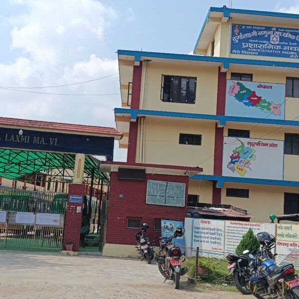 पोसाकमै रहेका विद्यार्थीलाई अत्तरियाका केही होटलले धुम्रपान र मदिराजन्य पर्दाथ बेच्ने गरेको गुनासो