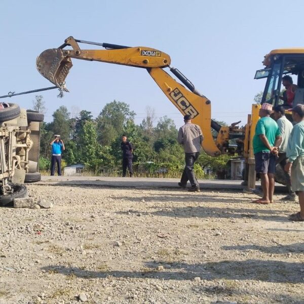 कैलालीमा कुखुरा बोकेको मिनी ट्रक दुर्घटना