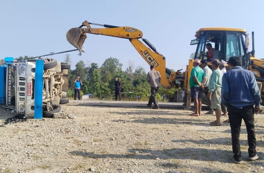 कैलालीमा कुखुरा बोकेको मिनी ट्रक दुर्घटना