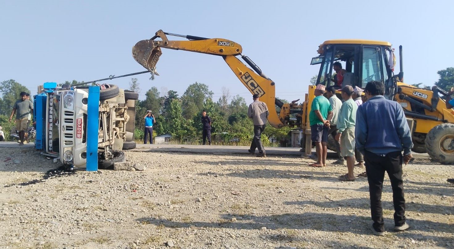 कैलालीमा कुखुरा बोकेको मिनी ट्रक दुर्घटना