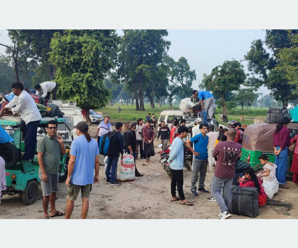 गड्डाचौकी नाकामा चाडपर्व मनाउन घर फर्किनेको भीड